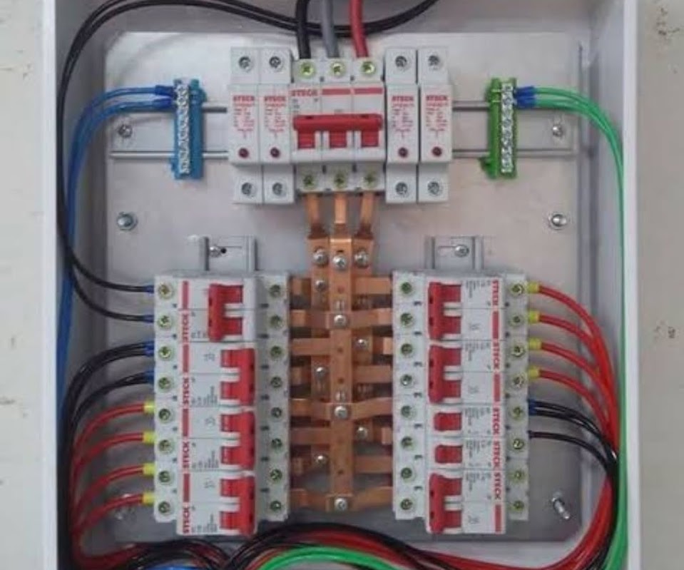 Quadro de distribuição elétrica com disjuntores e barramentos organizados